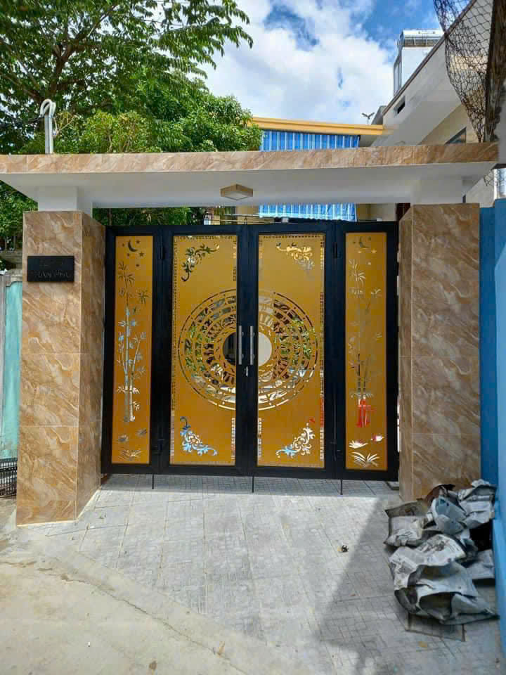 Cổng Sắt CNC 4 Cánh Sơn Vàng Đồng Mặt Tiền Đá Marble thi công tại Hải Châu Đà Nẵng