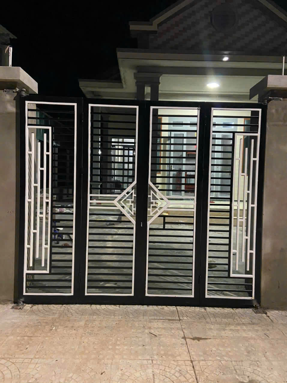Cửa Cổng Sắt Hộp 4 Cánh Phối Màu Đen Trắng Hiện Đại thi công tại Liên Chiểu Đà Nẵng