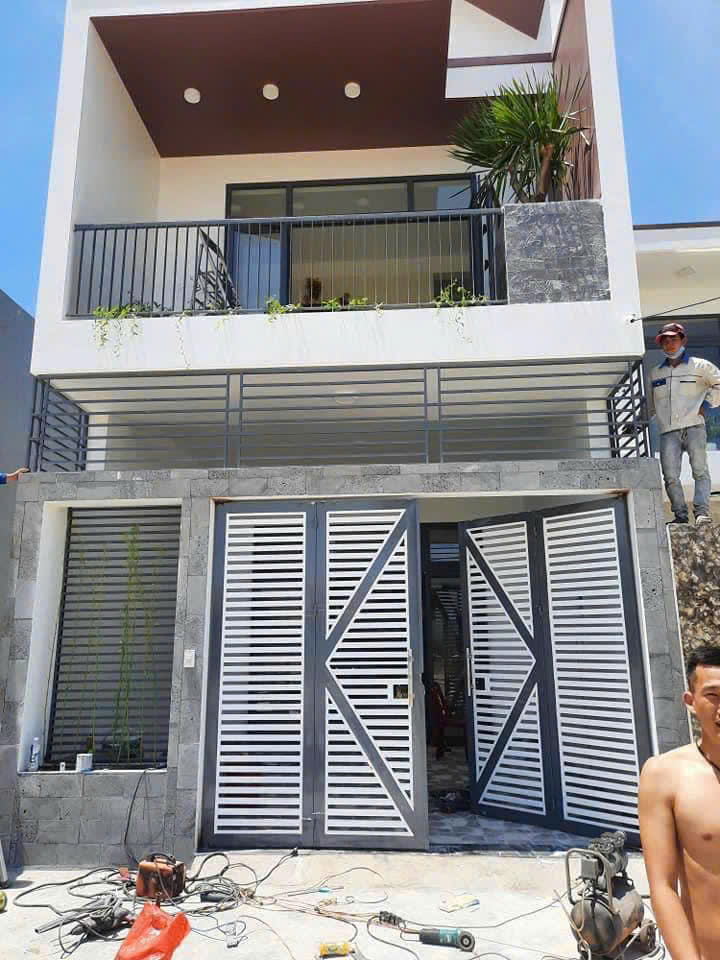 Cửa Cổng Sắt Hộp 4 Cánh Nan Chéo Cách Điệu Hiện Đại