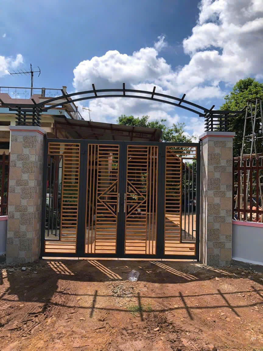 Cửa Cổng Sắt Hộp 4 Cánh Đi Kèm Khung Vòm Mỹ Thuật