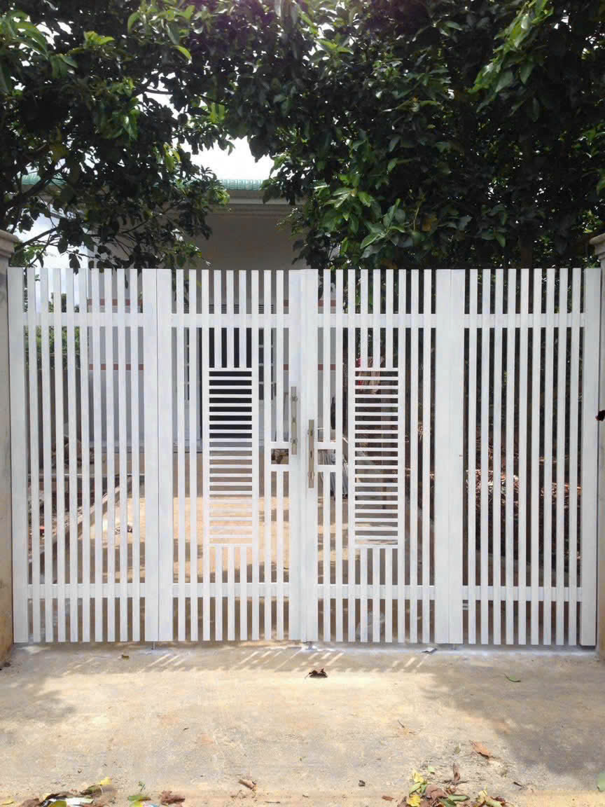 Cửa Cổng Sắt Hộp 2 Cánh Sơn Trắng Nan Dọc Kiên Cố