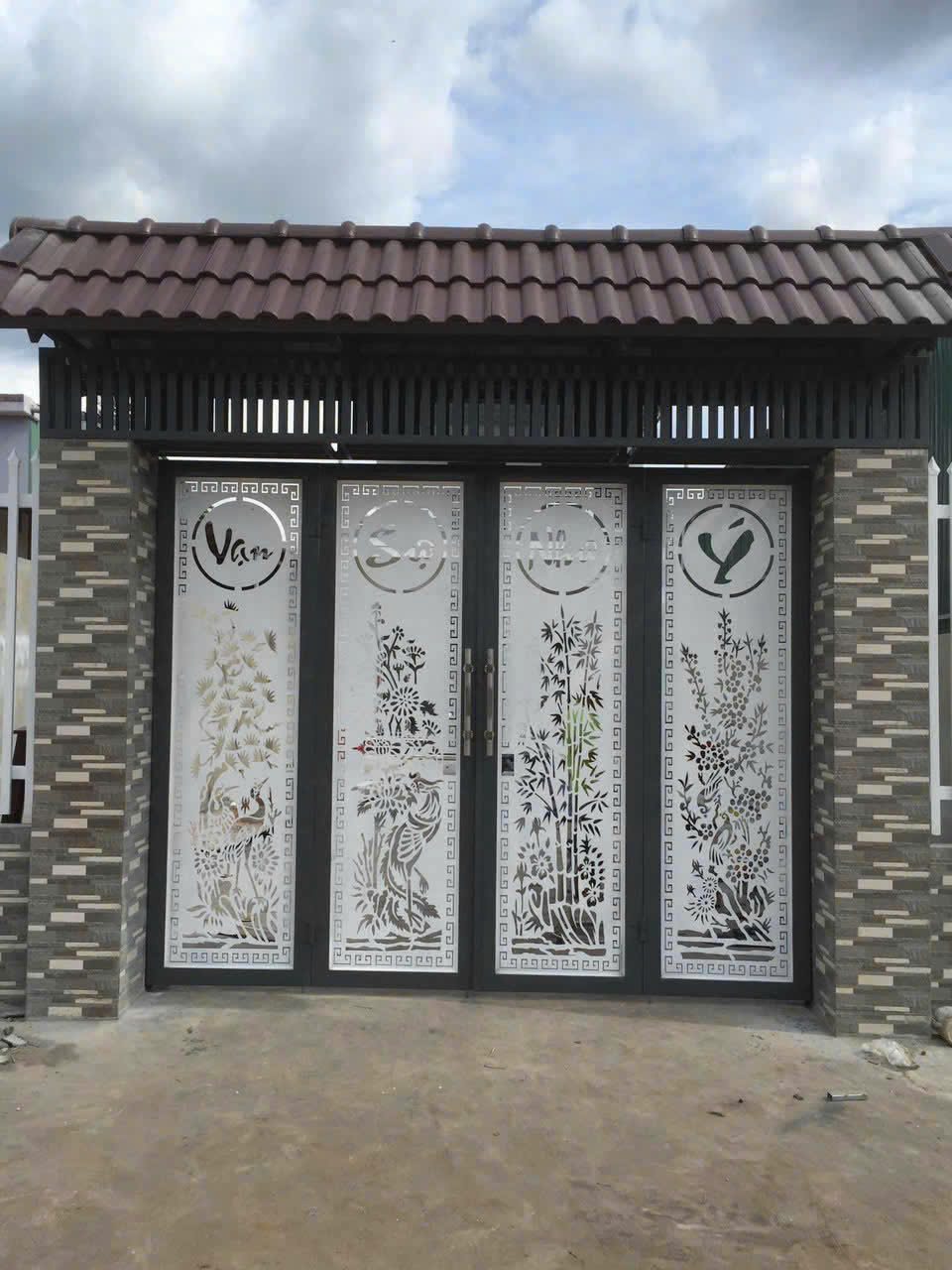 Cửa Cổng Sắt CNC 4 Cánh Thư Pháp Vạn Sự Như Ý