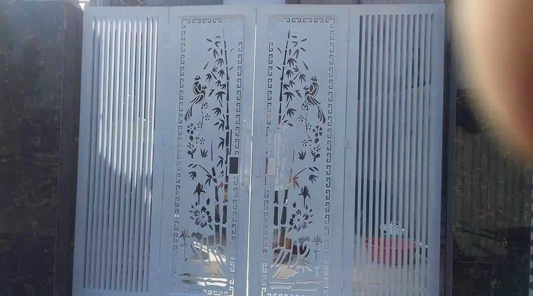 Cửa Cổng Sắt Mỹ Thuật Sơn Trắng Cắt CNC Hoa Mai
