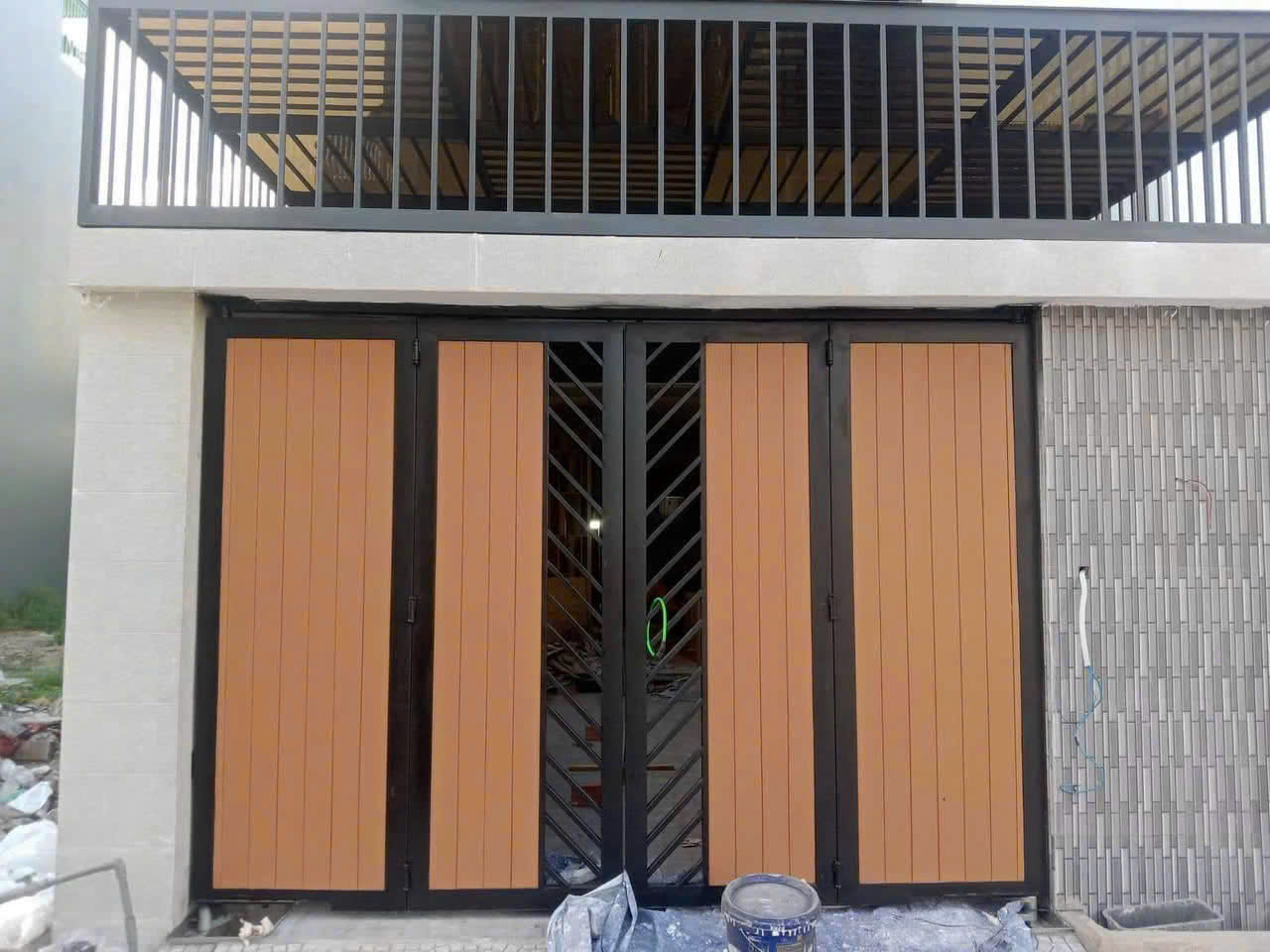 Cửa Cổng Sắt Hộp 4 Cánh Ốp Nan Gỗ Nhựa Composite