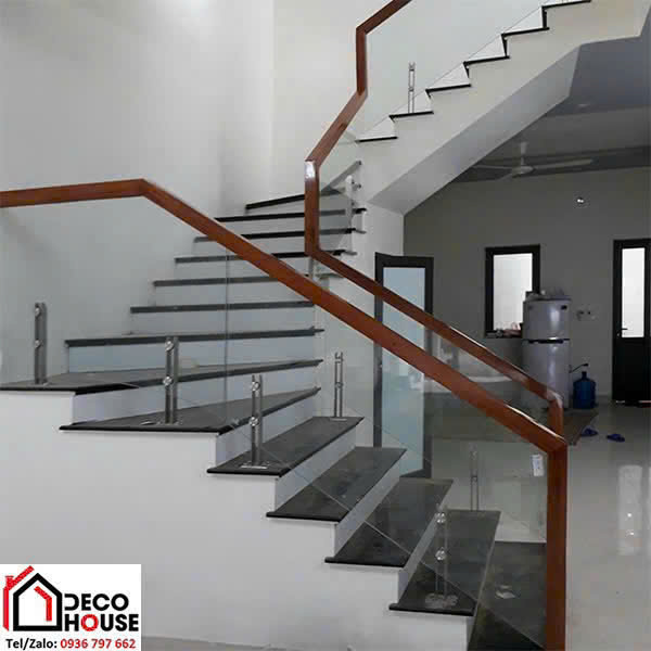 Cầu Thang Kính Cường Lực Chân Trụ Lửng Inox Tay Vịnh Gỗ