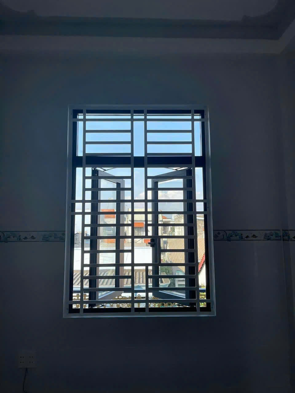 Khung Sắt Sơn Trắng Bảo Vệ Cửa Sổ Mở Quay An Toàn