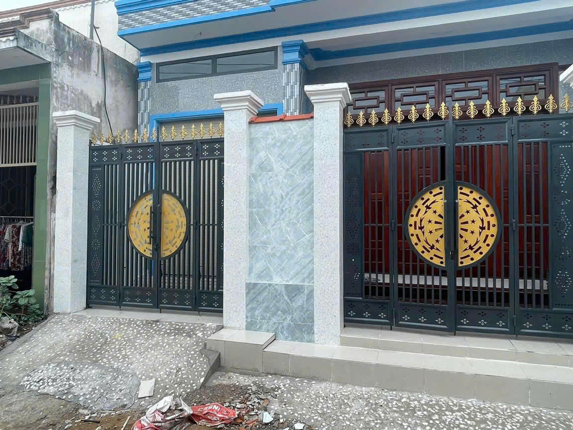 Cổng Sắt Hộp 4 Cánh Điểm Nhấn Mâm Tròn Mạ Vàng thi công tại Khuê Trung Đà Nẵng