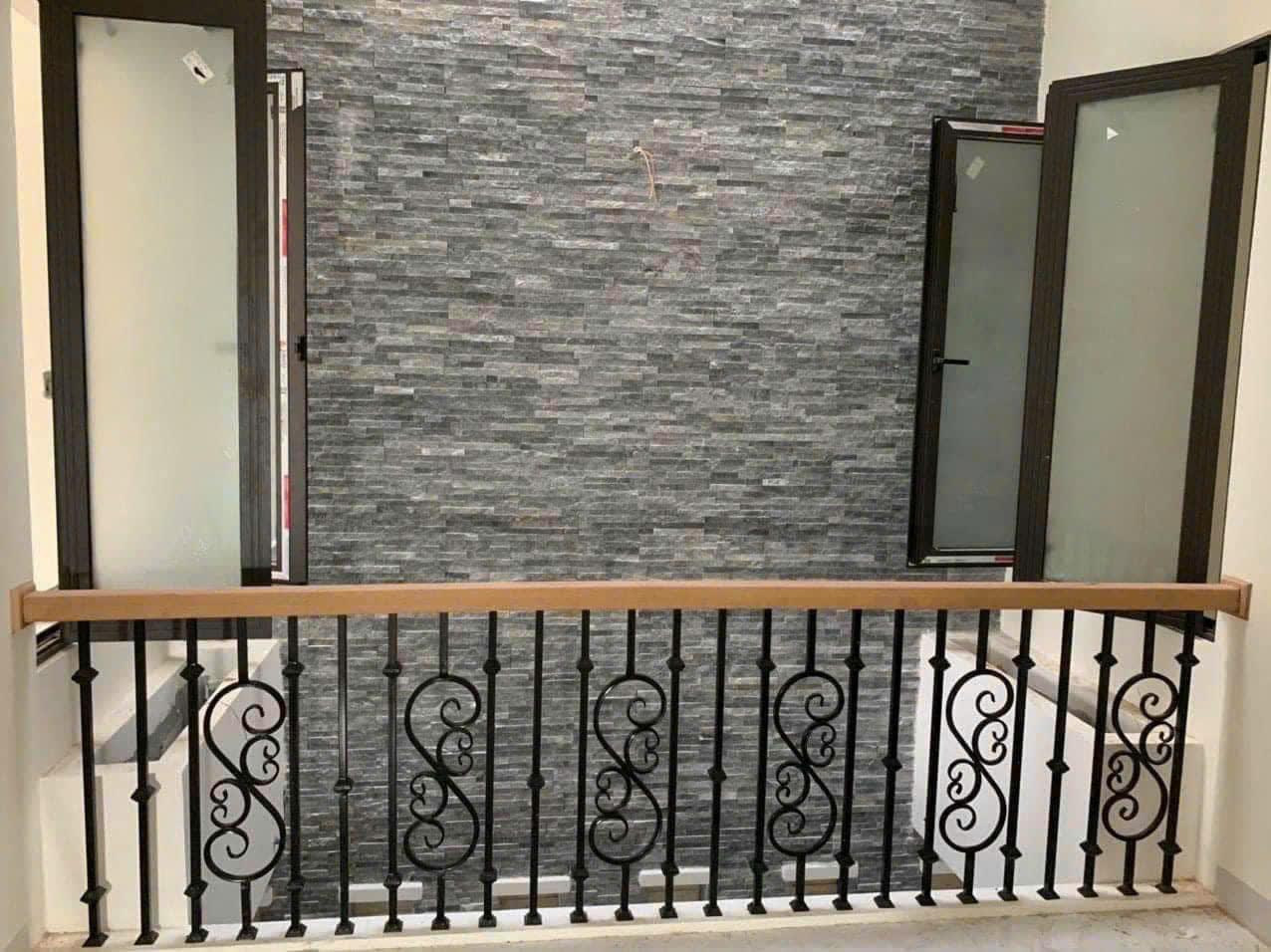 Lan Can Gác Lửng Sắt Mỹ Thuật Uốn Hoa Văn Tay Vịnh Gỗ