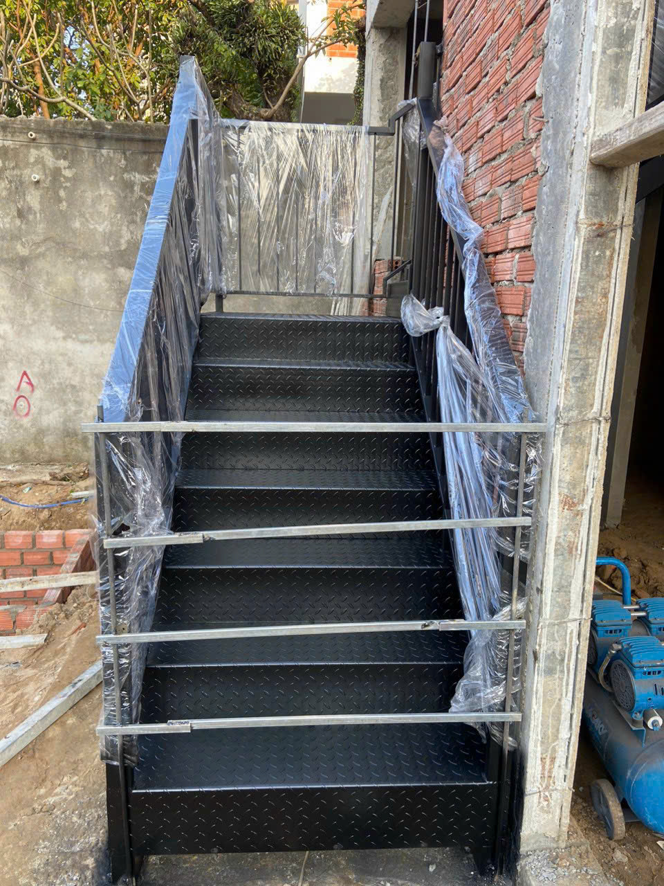 Mái Che Ô Tô Nhà Phố Khung Thép Lợp Kính Cường Lực Mờ thi công tại Mỹ Khê Đà Nẵng