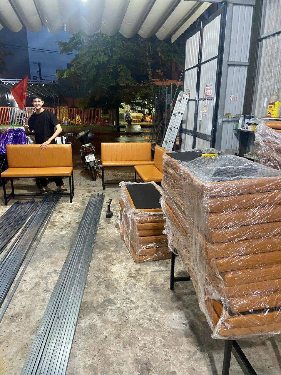 Hoàn Thiện Đóng Gói Băng Ghế Sofa Sắt Xuất Xưởng Mạnh Nghĩa Đà Nẵng
