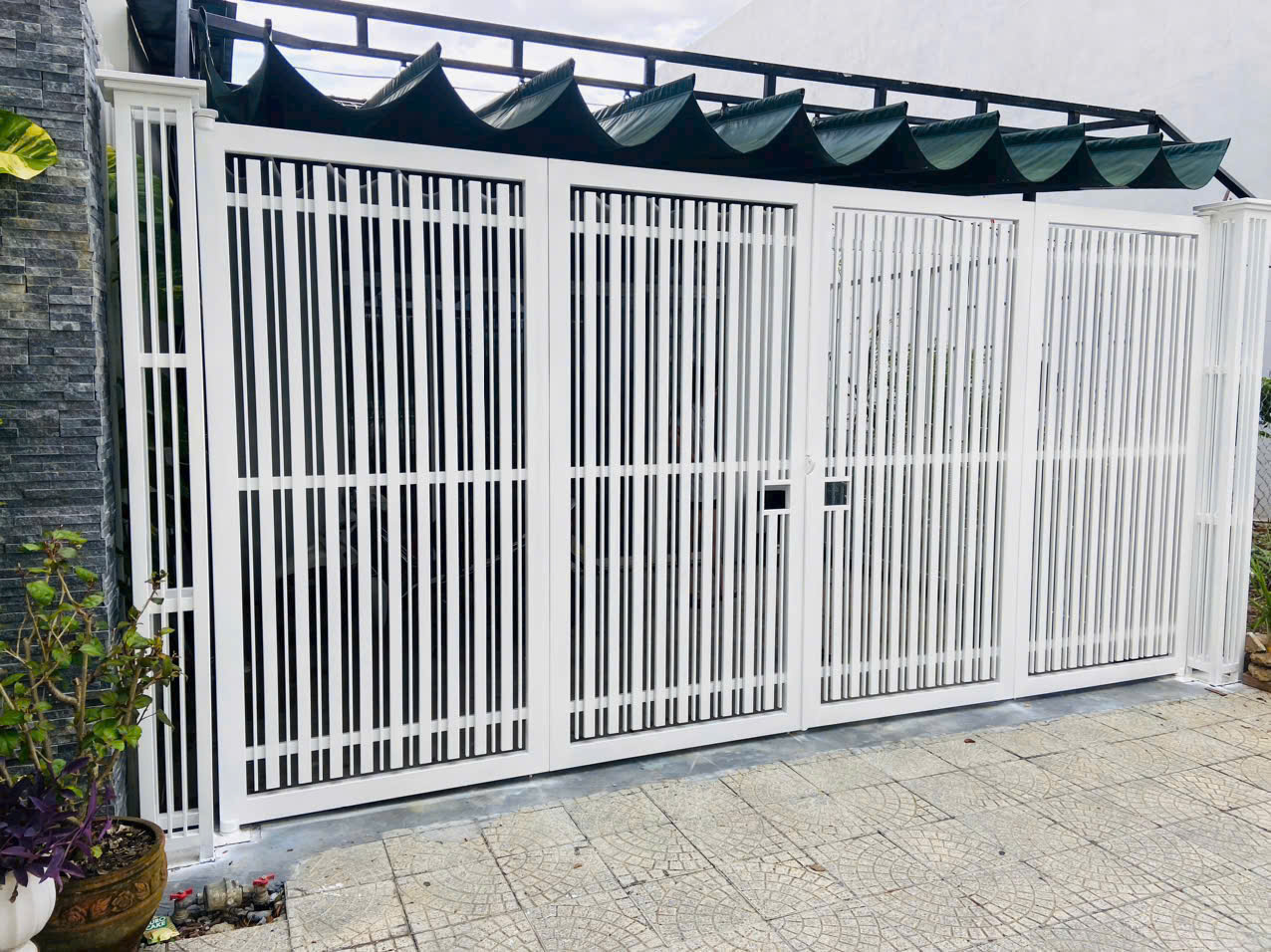 Cổng Sắt Hộp 4 Cánh Nan Dọc Sơn Trắng Hiện Đại thi công tại Thanh Khê Đà Nẵng