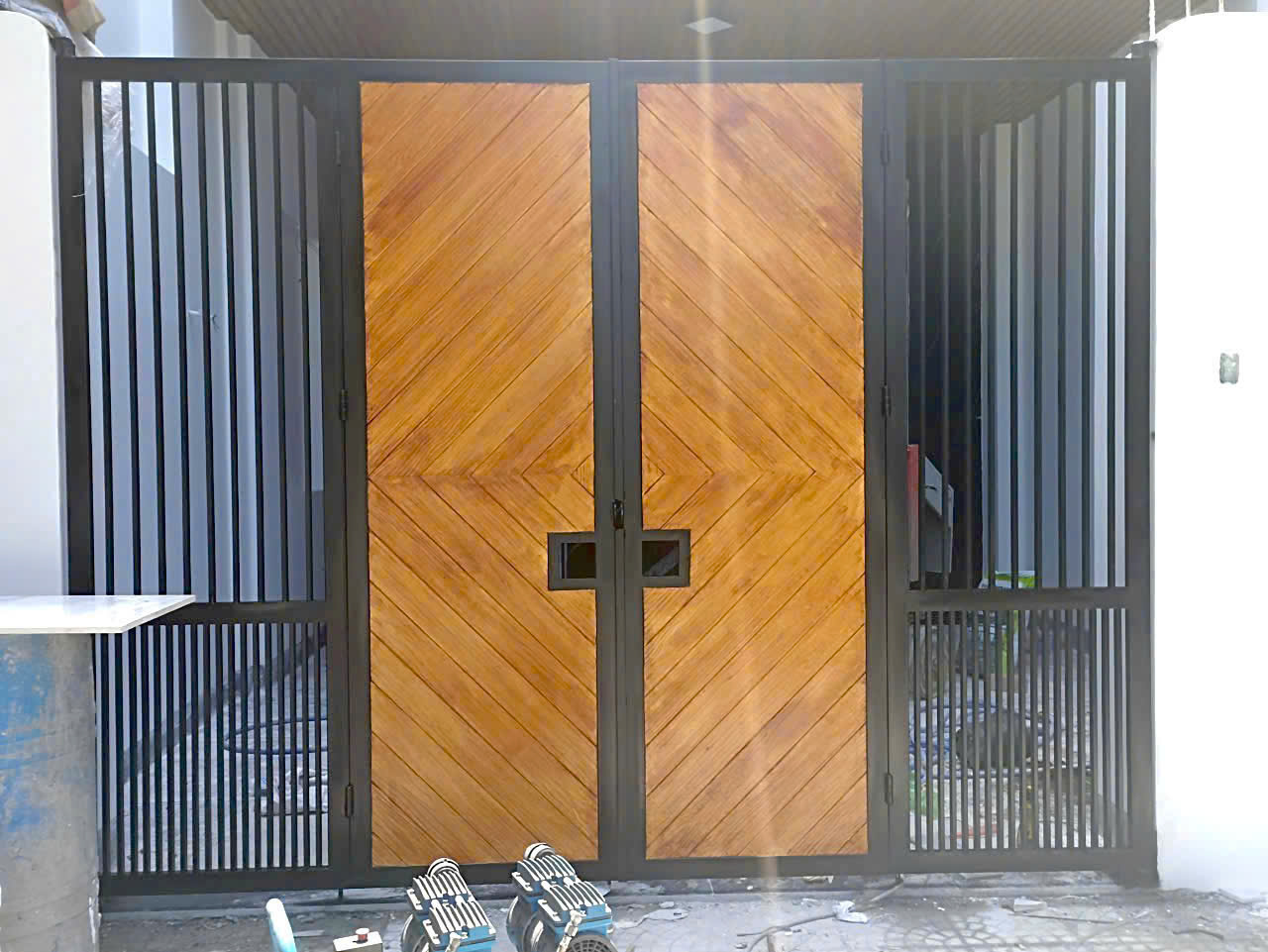 Cổng Sắt 4 Cánh Sơn Giả Gỗ Kết Hợp Nan Dọc Hiện Đại thi công tại Hải Châu Đà Nẵng