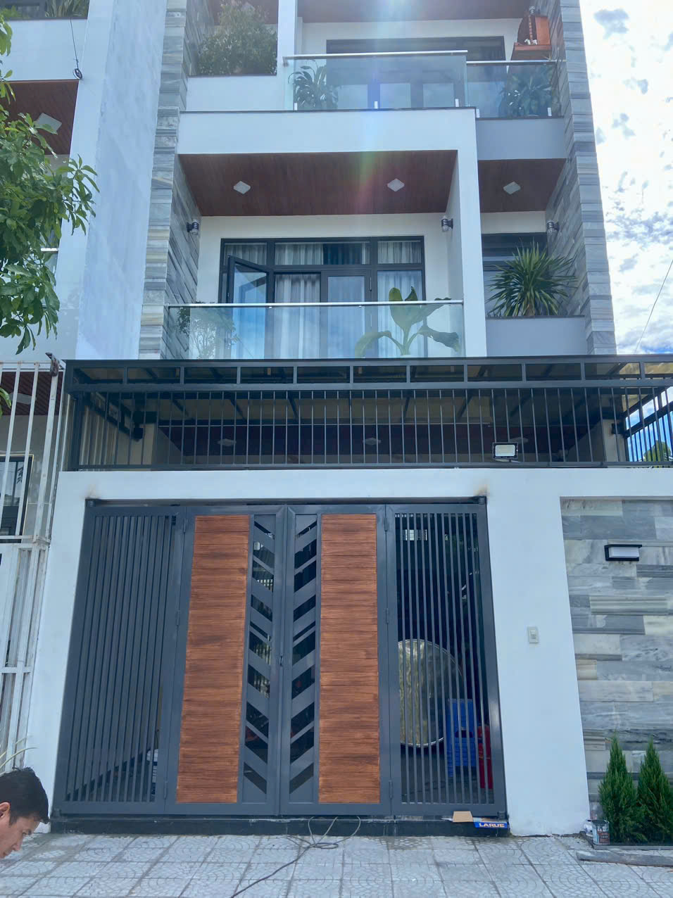 Cửa Cổng Sắt 4 Cánh Sơn Tĩnh Điện Nan Thưa Phối Gỗ Hiện Đại thi công tại Ngũ Hành Sơn Đà Nẵng