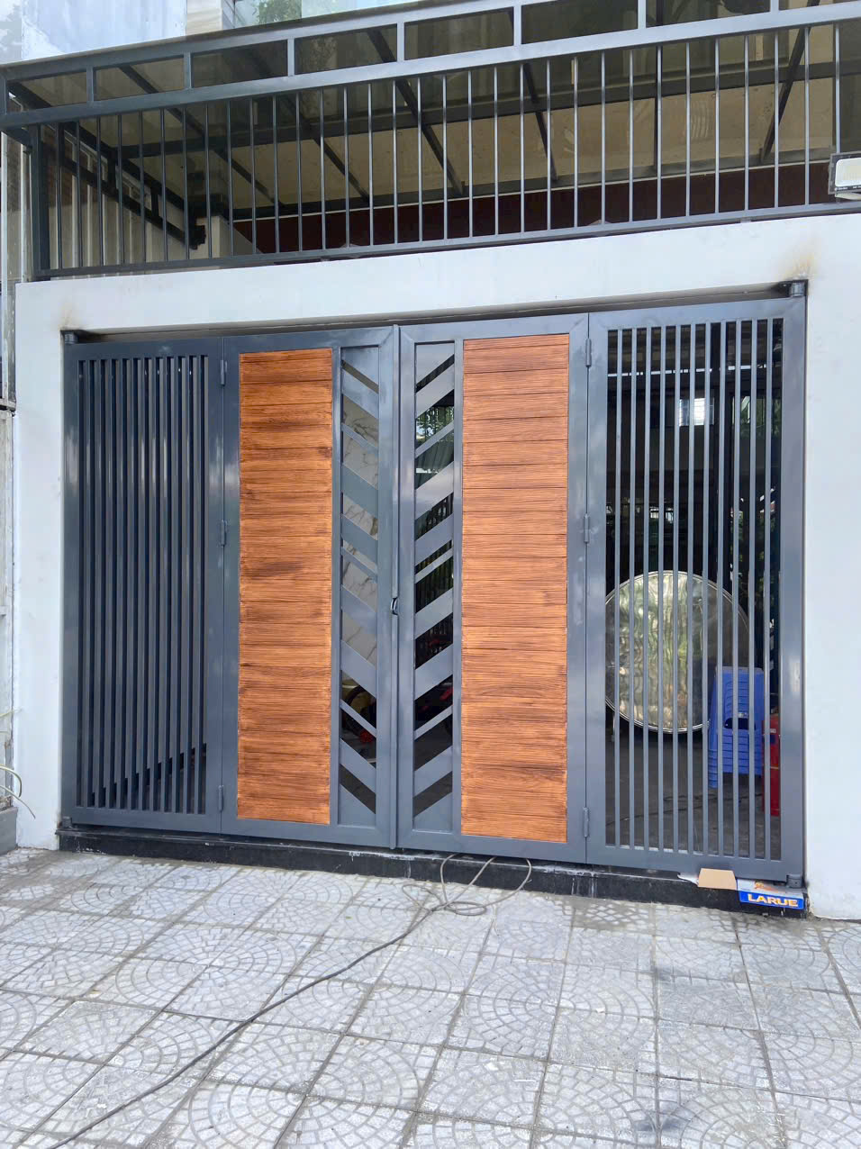 Cổng Sắt Hộp 4 Cánh Phối Chi Tiết Sơn Giả Gỗ Hiện Đại thi công tại Nam Hòa Xuân Đà Nẵng