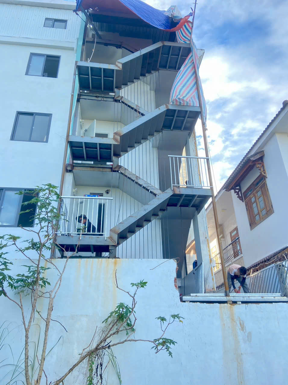 Bảo Trì Sơn Sửa Hệ Thống Cầu Thang Sắt Thoát Hiểm Ngoài Trời thi công tại Hải Châu Đà Nẵng