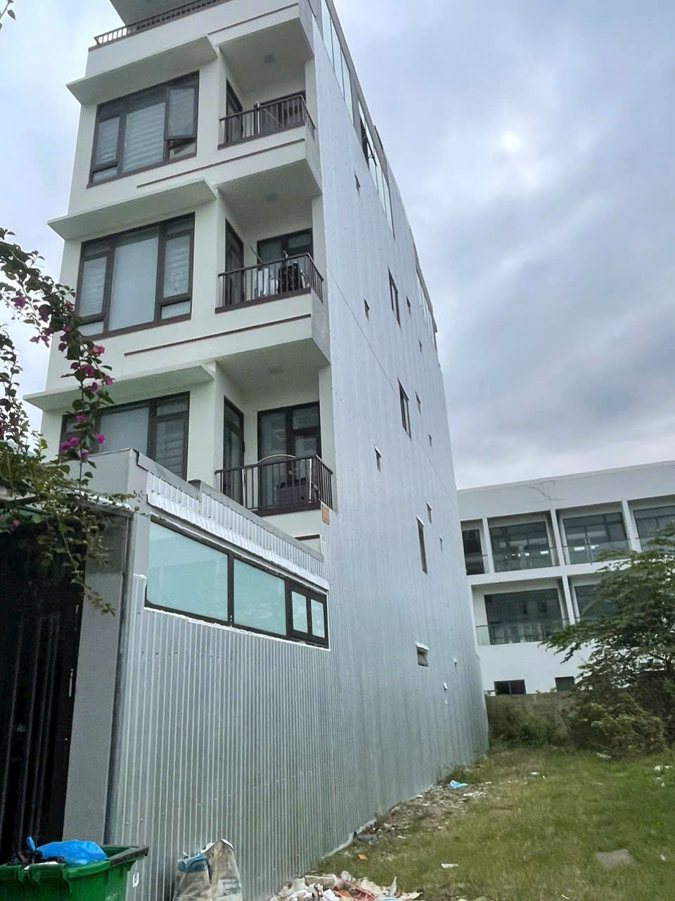 Ốp Tôn Bịt Tường Chống Thấm Mặt Hông Nhà Phố Chống Mưa Bão thi công tại Liên Chiểu Đà Nẵng