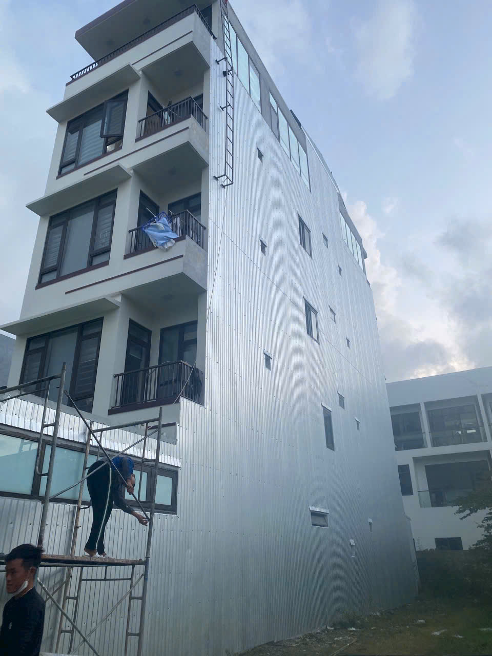 Thi Công Ốp Tôn Chống Thấm Tường Hông Toàn Diện Nhà Cao Tầng thi công tại Mỹ Khê Đà Nẵng