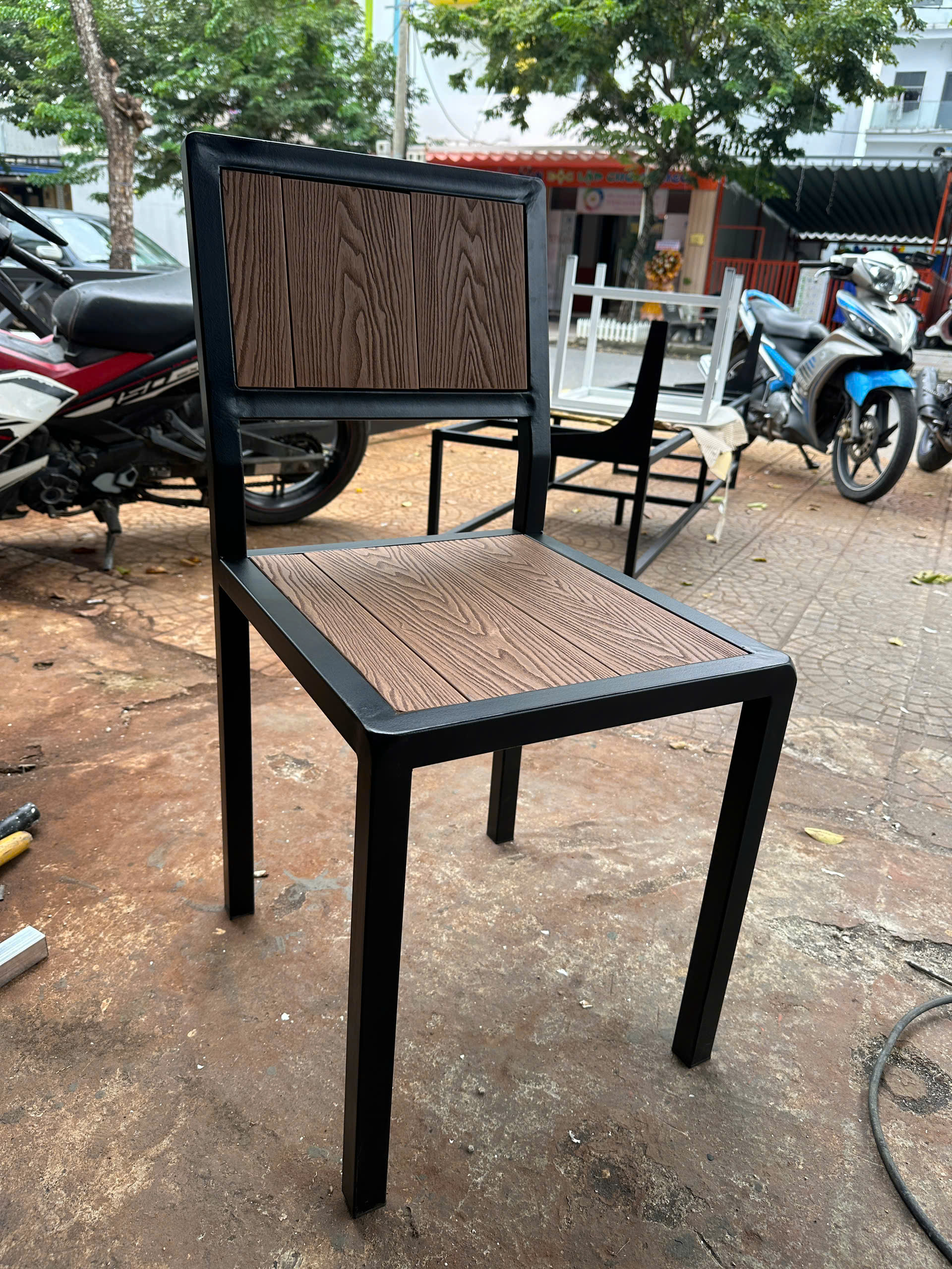 Ghế sắt sơn tĩnh điện nan gỗ nhựa ngoài trời sản xuất tại xưởng Mạnh Nghĩa