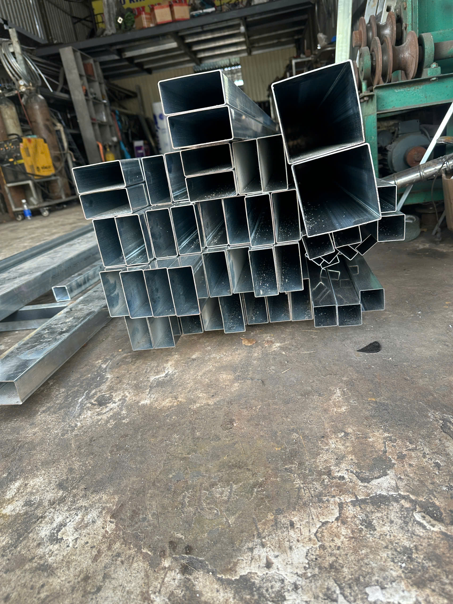 Kho thép hộp mạ kẽm Hòa Phát chuẩn độ dày tại xưởng Mạnh Nghĩa