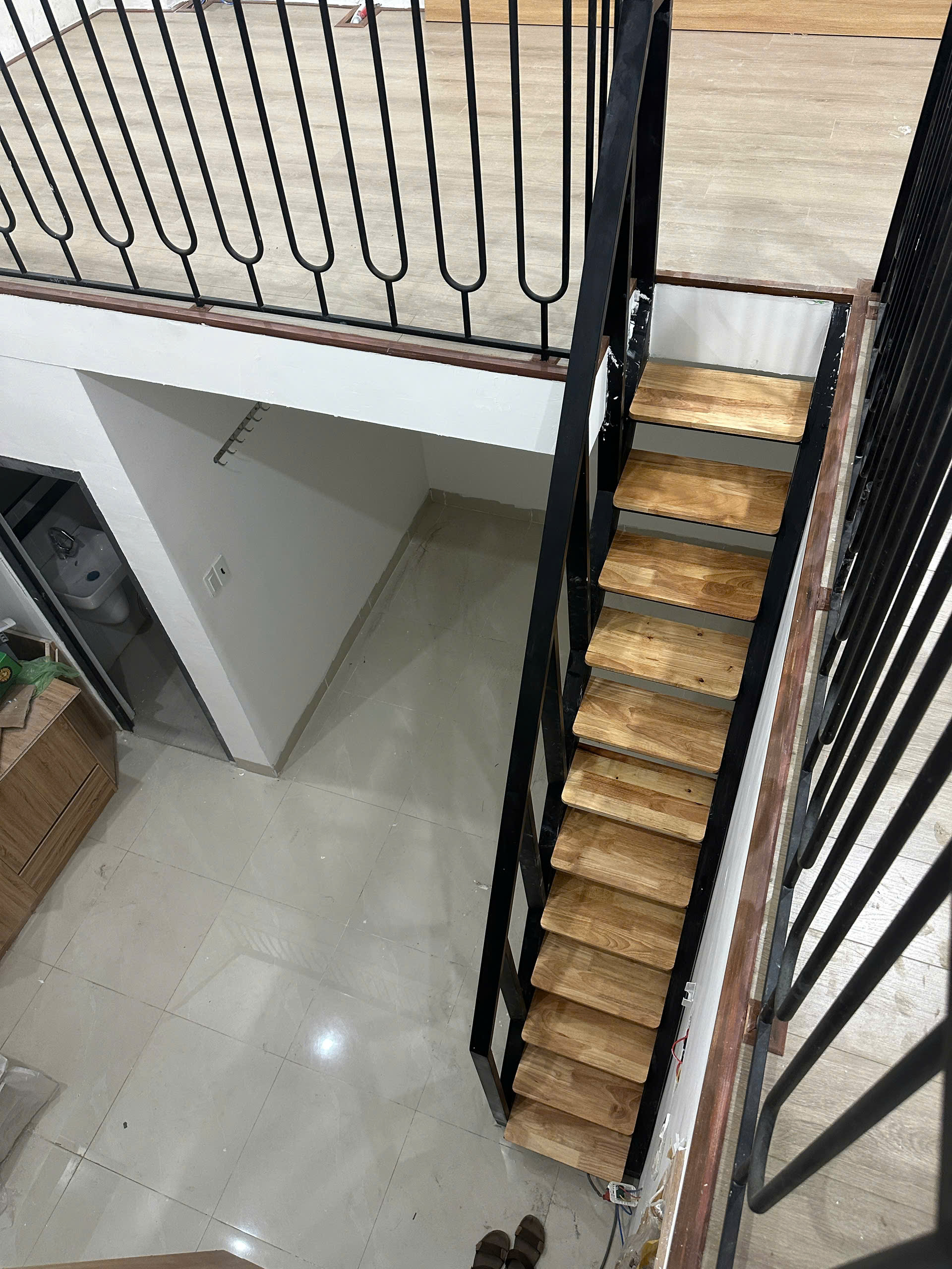 Đội thợ lắp đặt khung cầu thang sắt hộp tại công trình Đà Nẵng