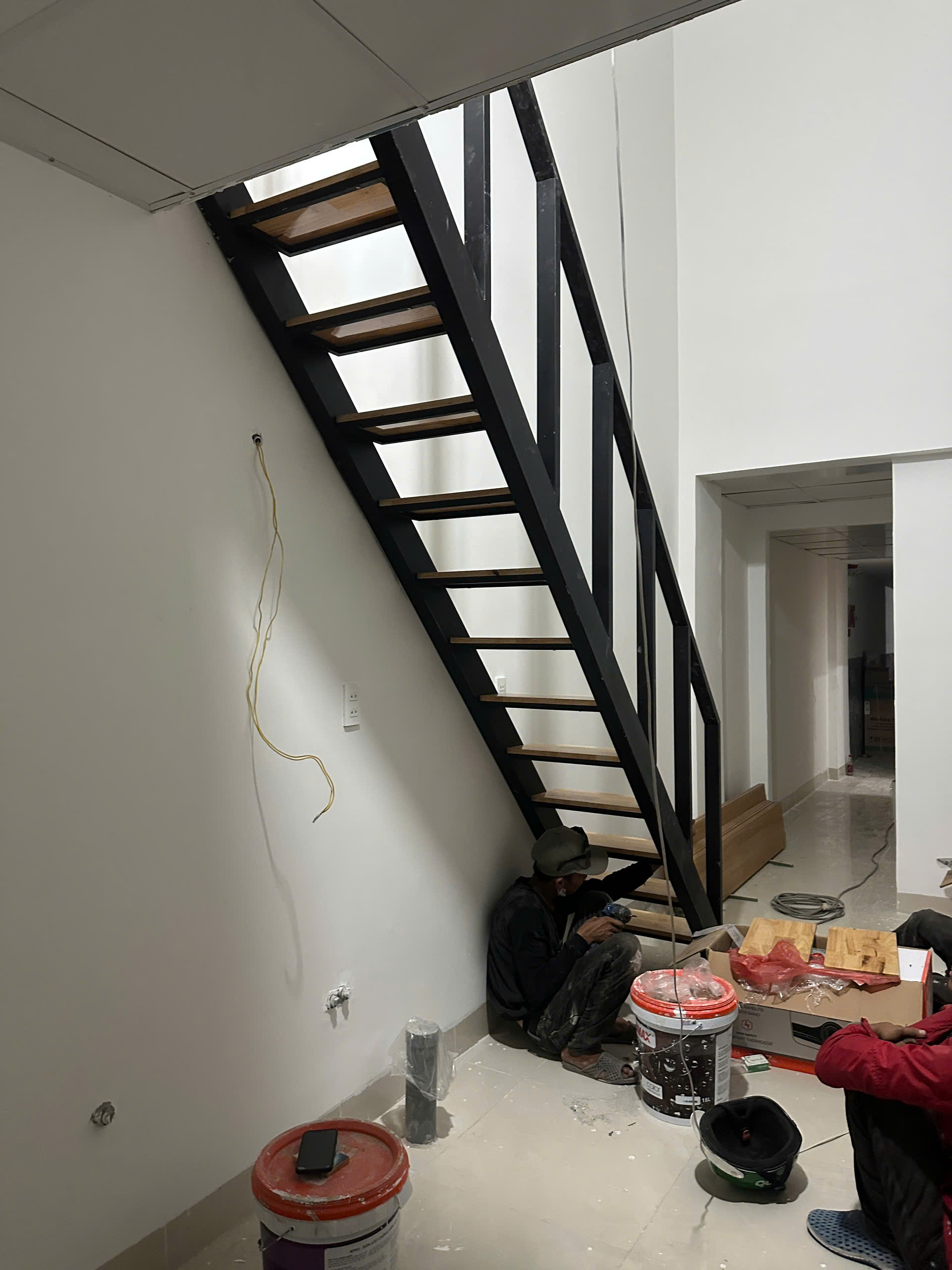 Lan can gác lửng sắt nghệ thuật bo cong mềm mại Đà Nẵng